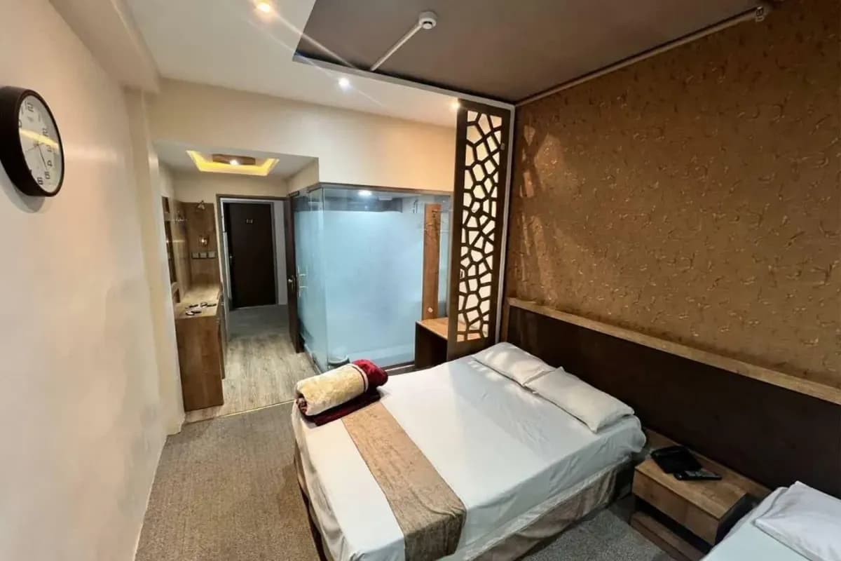 https://s2.webstatic.net/business/Paniz-Hotel/1757234893546567-1200x800.webp