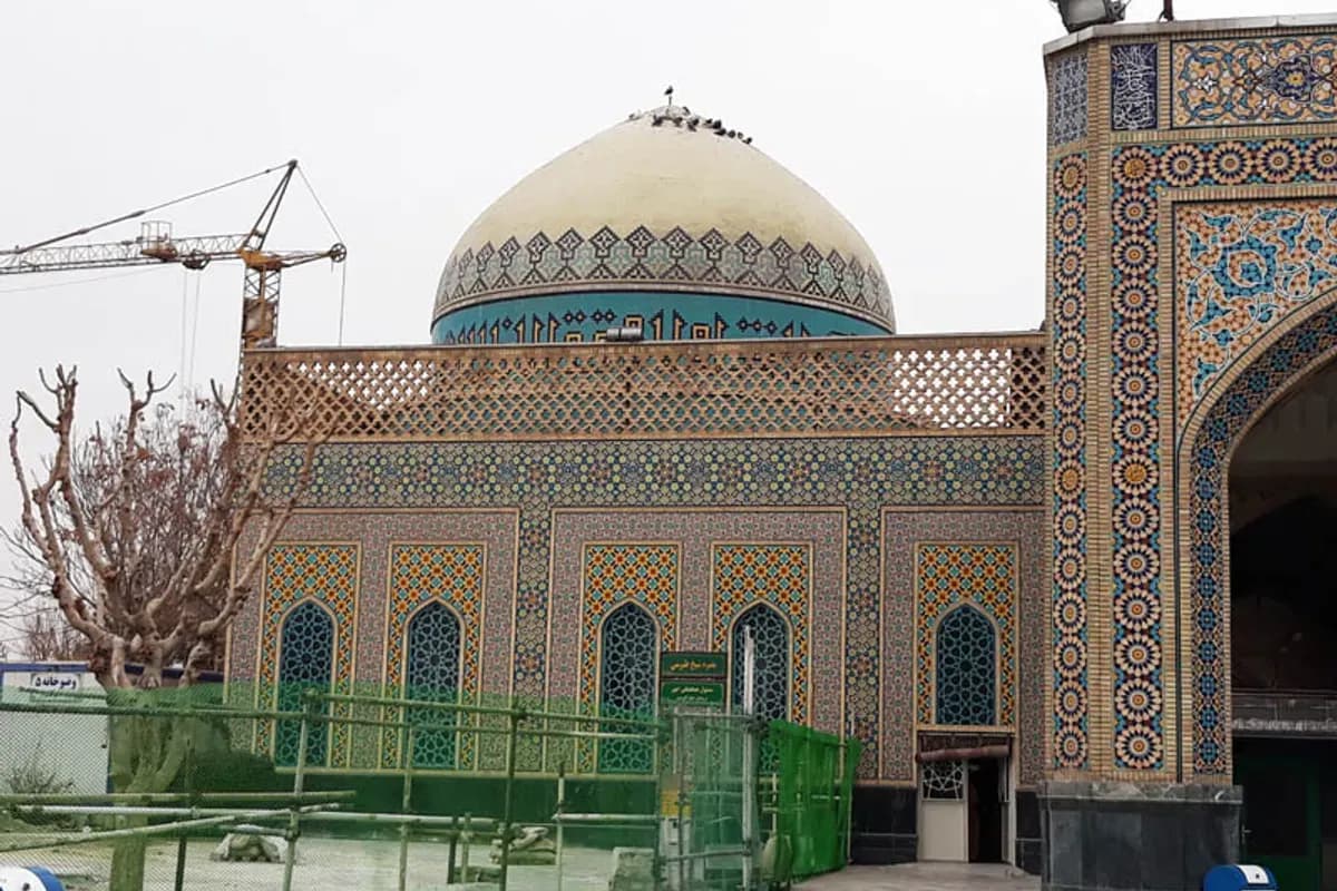 https://s2.webstatic.net/business/sheikhtabarsi-mausoleum/1756103028574d30-1200x800.webp